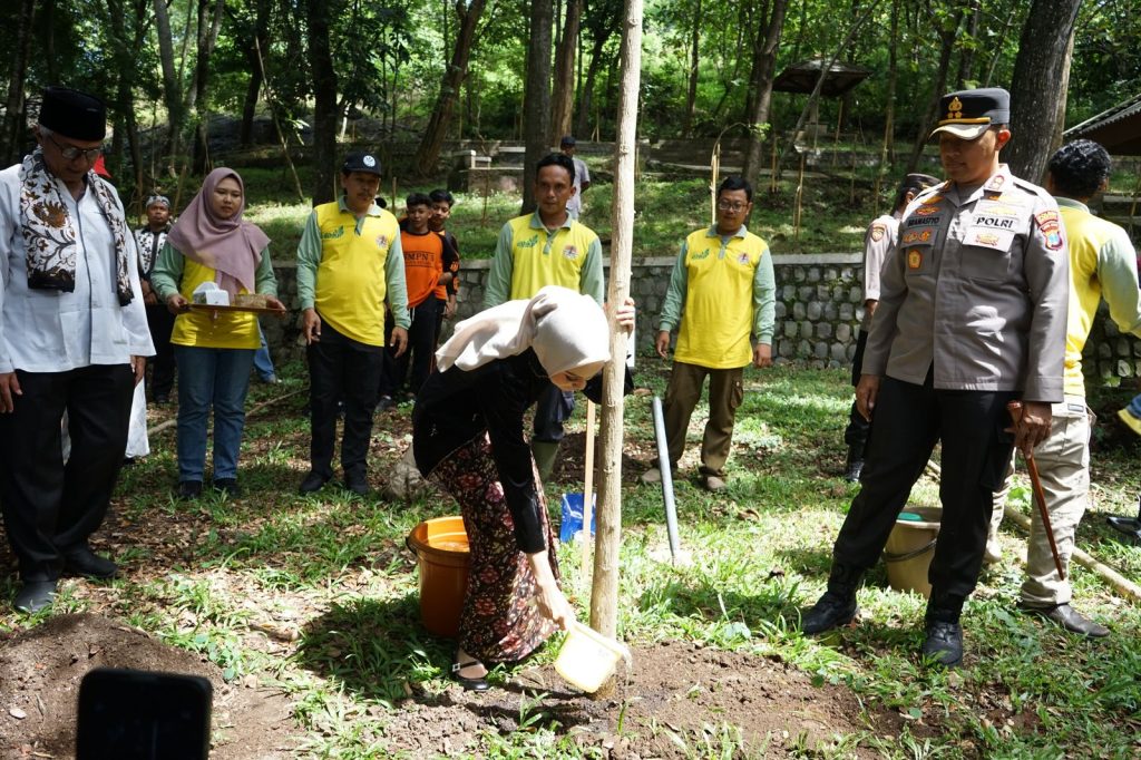 Wali Kota Kediri pimpin penanaman 10.000 pohon di Hari Bumi dan Kartini dikawasan wisata Goa Selomangleng, Senin (21/4/2025). (DR/GOnews.id)