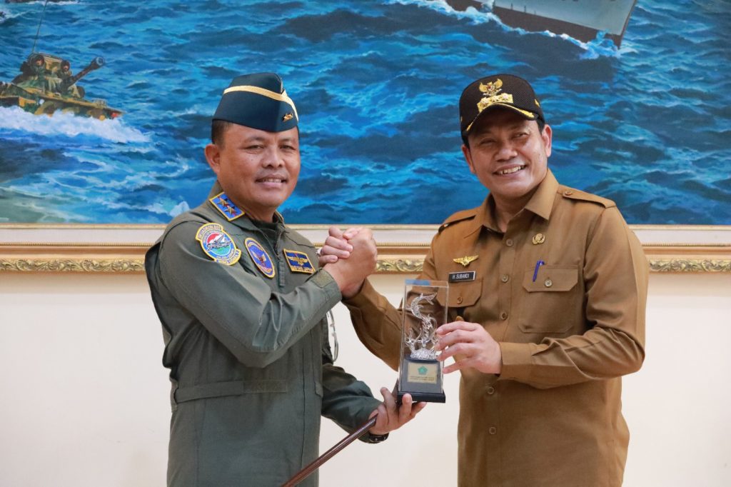 Danpuspenerbal Laksda TNI Sisyani Jaffar bersama Bupati Sidoarjo Subandi di Base Ops Lanudal Juanda, Senin (21/4/2025) (Nug/GOnews.id)