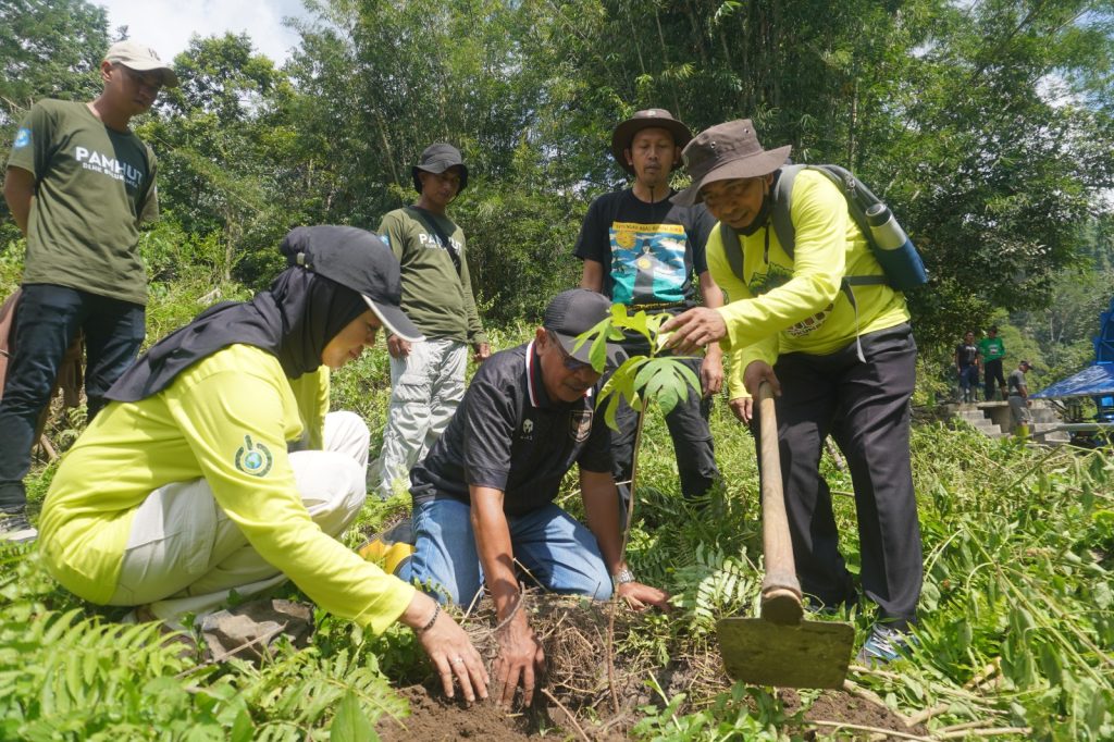 Penanaman Pohon dan Kincir Air Hari Bumi Bulukumba 2025 di Daerah Aliran Sungai (DAS) Balantieng, Desa Anrang, Sabtu (26/4/2025) (Foto:Dok.DLHK Bulukumba)
