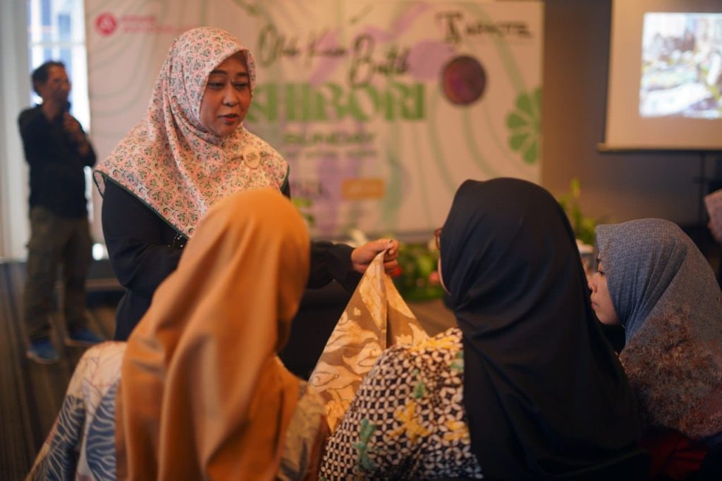 Workshop Batik Shibori ARTOTEL Surabaya Dukung Pemberdayaan Perempuan Suasana Workshop Batik Shibori ARTOTEL TS Suites Surabaya, Minggu (27/4/2025) (foto:Markom ARTOTEL TS Surabaya)