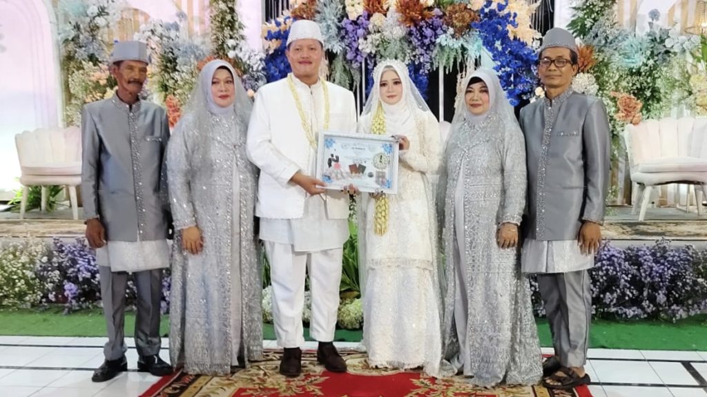 Dua Guru SDN Menikah, Suasana Haru dan Meriah di SMKN 6 Nur Laili Ma’rifatun Habibah dan Supriyadi, pasangan guru SDN di Surabaya saat melangsungkan pernikahan di Gedung SMK Negeri 6 Surabaya, Jumat (18/4/2025) (HB/Gonews.id)