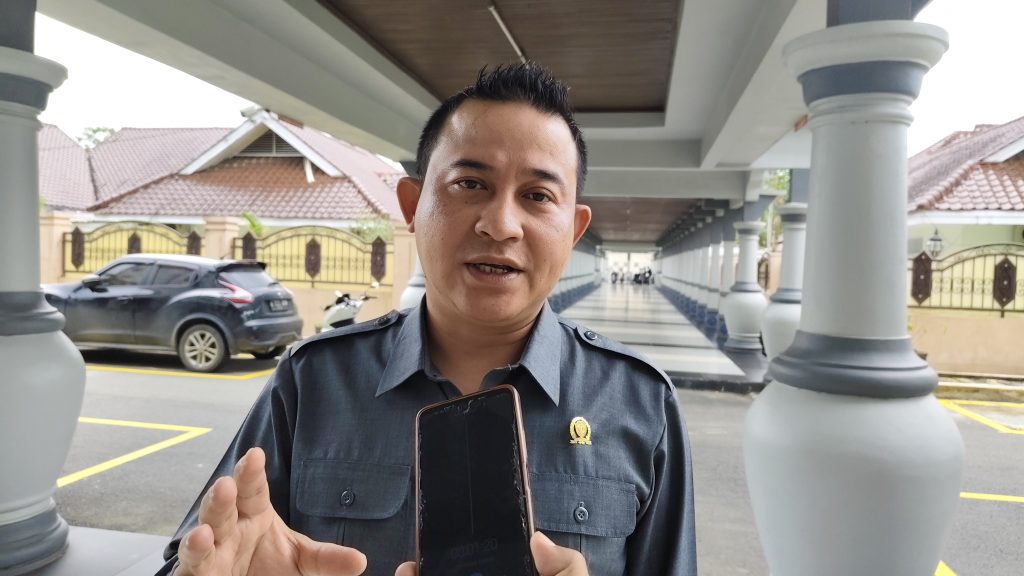 Wakil Ketua Komisi II DPRD Kalimantan Timur, Sapto Setyo Pramono saat diwawancarai di Gedung DPRD Kaltim, Jumat (25/4/2025) (AS/GOnews.id)