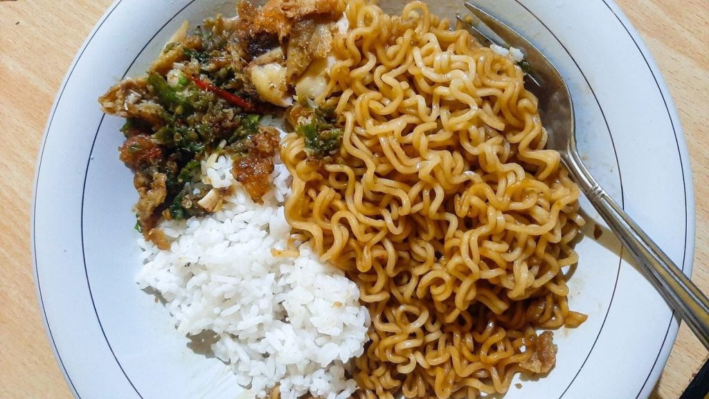 Makan Mie Instan Pakai Nasi? Coba Pikir Ulang mie instan dan nasi