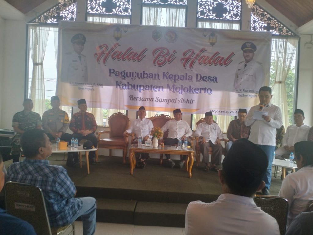 Bupati Mojokerto, Muhammad Al Barra saat memberikan sambutan halalbihala Paguyuban Kepala Desa (PKD) Kabupaten Mojokerto di Aula RM DenBei, Pungging, Mojokerto, Jumat (25/4/2025). (HB/GOnews.id)
