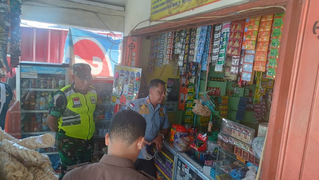 Satpol PP dan tim gabungan gelar operasi cegah peredaran rokok ilegal di tiga kecamatan Kota Mojokerto.