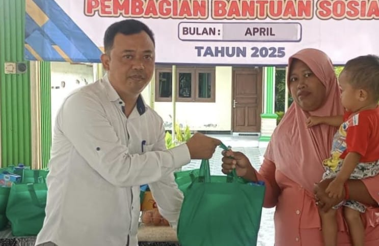 Desa Mojolebak Salurkan Bantuan Gizi Cegah Stunting Kepala Desa Mojolebak, Ahmad Riyanto saat memberikan bantuan gizi keluarga berisiko stunting Mojokerto,