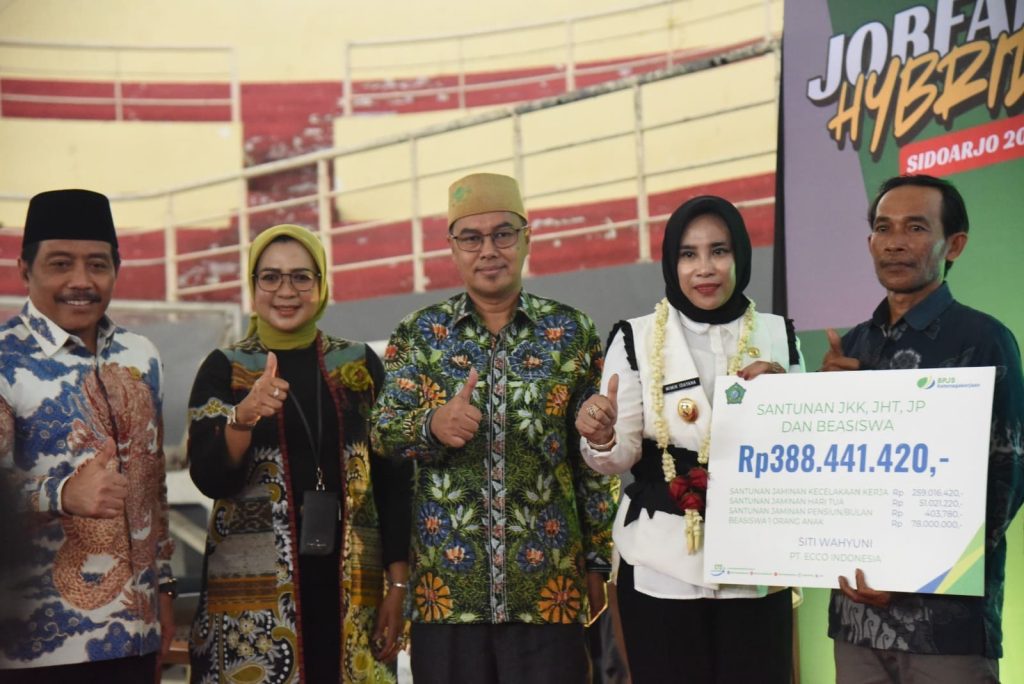 Ketua DPRD Sidoarjo, Abdillah Nasih saat menghadiri Job Fair Hybrid 2025 di GOR Serbaguna GOR Sidoarjo