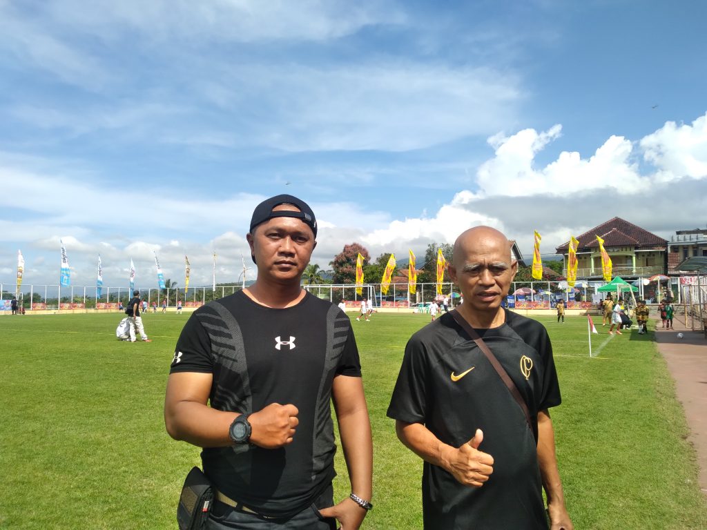 Potret Apih bersama Purman Ketua Penyelenggara acara Turnamen SSB Se-Priangan Timur