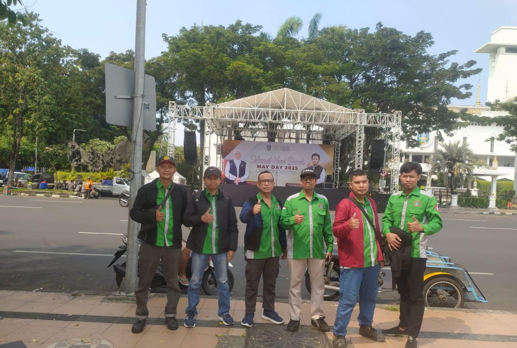 Buruh di Surabaya Longmarch Serukan Keadilan Sosial Suasana may day di kawasan Kantor Gubernur Jawa Timur, Kamis (1/5/2025).(HB/GOnews.id)