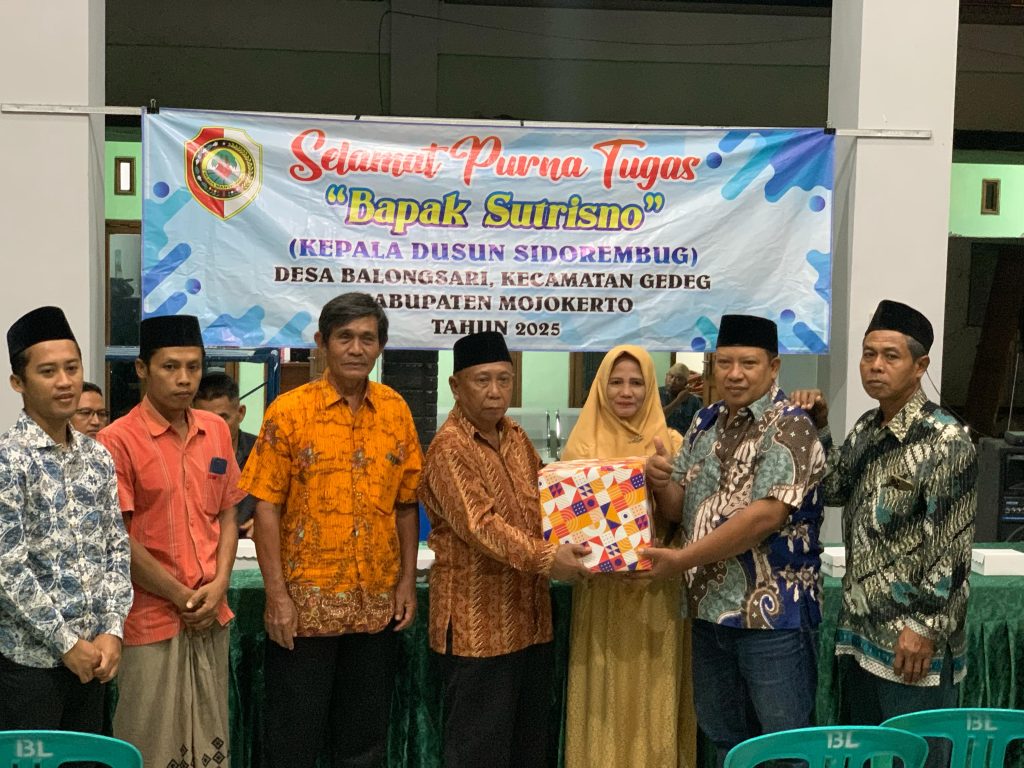 Purna Tugas Kadus Sidorembug Dilepas Penuh Haru Suasana Purna tugas Kepala Dusun Sidorembug Mojokerto Sutrisno di Balai Dusun Sidorembug, Jumat (9/5/2025) (HB/GOnews.id)