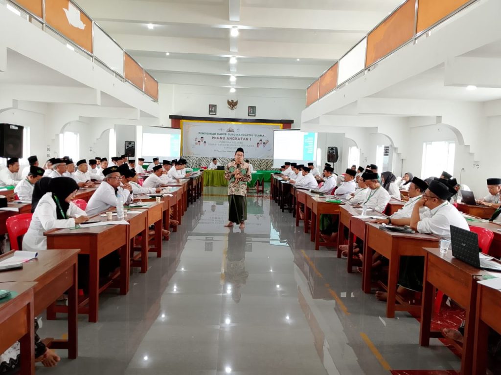 Dewan pakar PC Pergunu Jombang KH. Dr. Yusuf Suhartono saat menjadi Narasumber PKGNU angkatan 1 di Gresik, Sabtu (17/5/2025) (foto: Pergunu Jombang)
