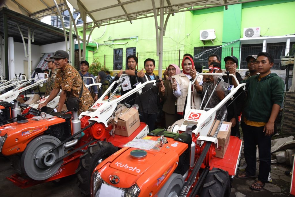 Petani Sidoarjo Terima 15 Handtraktor dan 1 Combine Harvester Wakil Bupati Sidoarjo Mimik Idayana menyerahkan alsintan Kementerian Pertanian RI