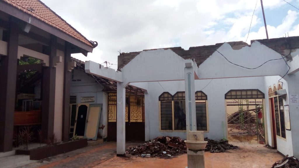 Balai Kemasyarakatan di Losari Timur Direhabilitasi Proyek rehabilitasi Balai Kemasyarakatan Dusun Losari Timur dimulai dengan dana Rp488 juta dari Dana Desa 2025.