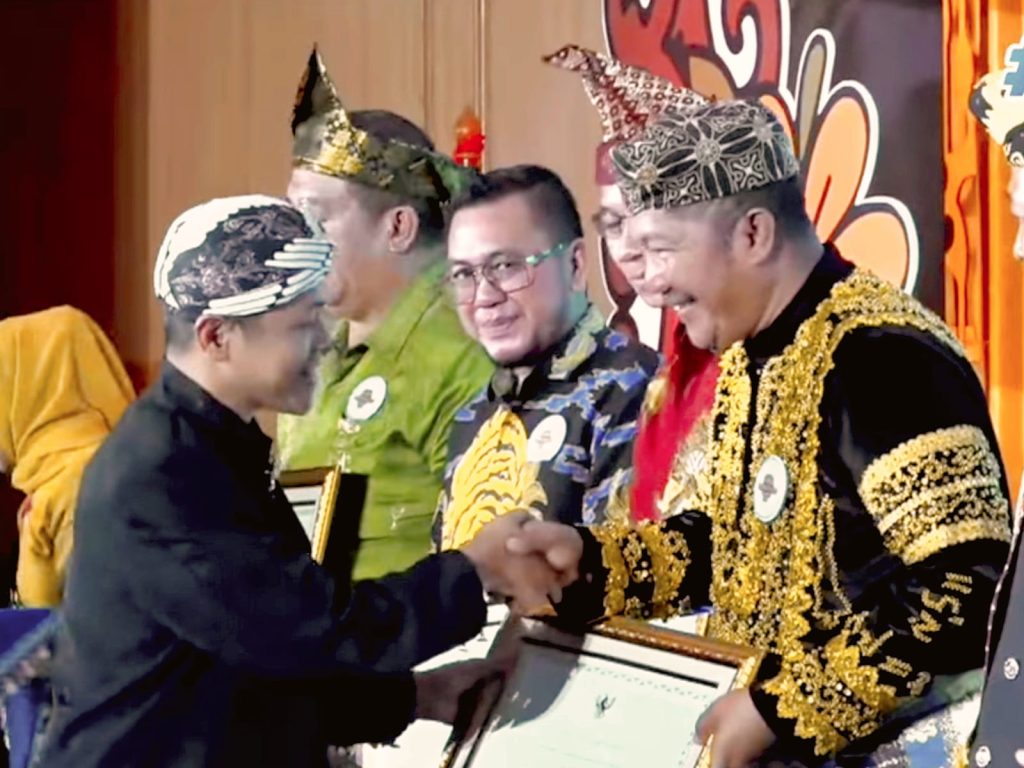 Bupati Kerinci Diganjar Penghargaan Pelestari Bahasa Daerah Bupati Kerinci Monadi mendapat penghargaan pelestari bahasa daerah dari Menteri Pendidikan Dasar dan Menengah, Senin (26/5/2024) (humas Pemkab Kerinci)