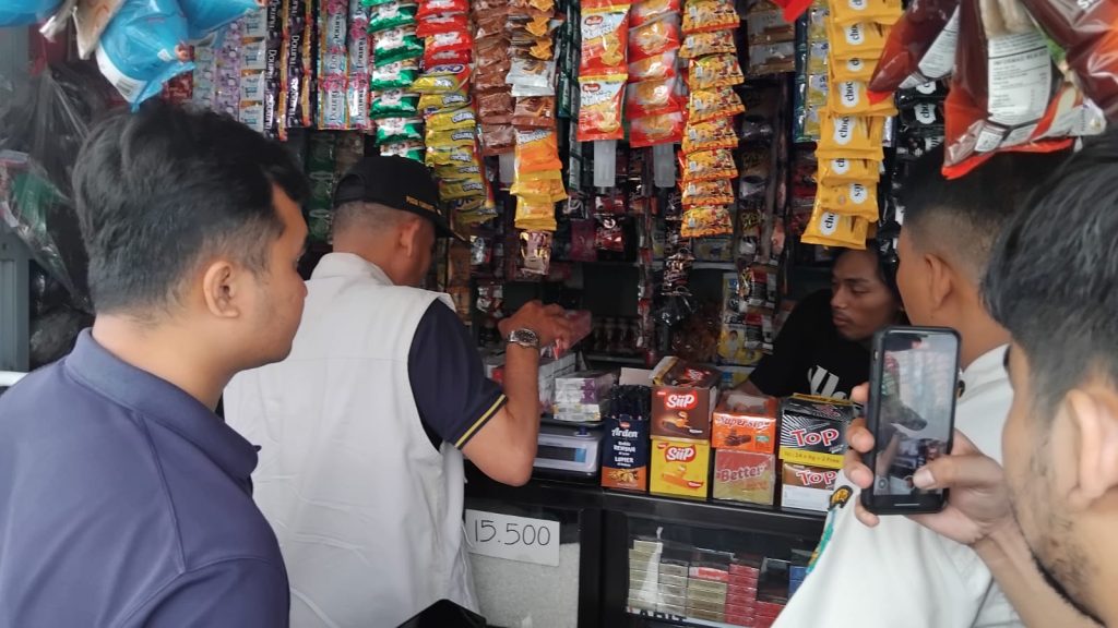 Tim gabungan Satpol PP dan Bea Cukai Sidoarjo operasi mendadak untuk memberantas peredaran rokok ilegal di empat kecamatan, yakni Prambon, Tulangan, Porong, dan Sidoarjo Kota, Rabu (28/5/2025) (Nug/GOnews.id)