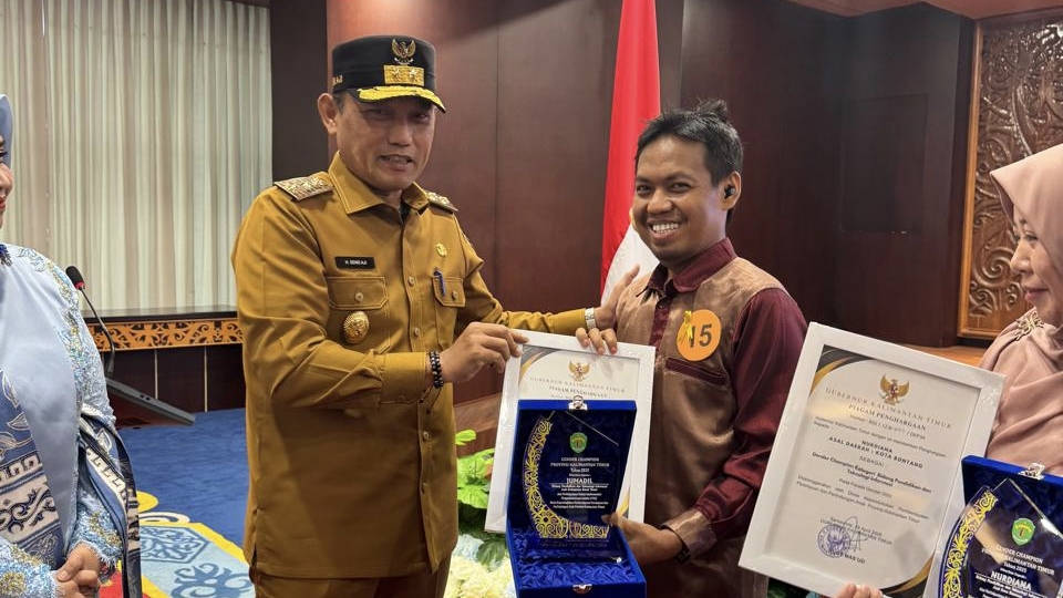 Jumadil Raih Gender Champion Award 2025 untuk Dedikasi Pendidikan Jumadil dari PKBM Ambalat Mulya Rantau Pulung, Kutim raih Gender Champion Award 2025, Selasa (29/4/2025) (AS/GOnews.id)
