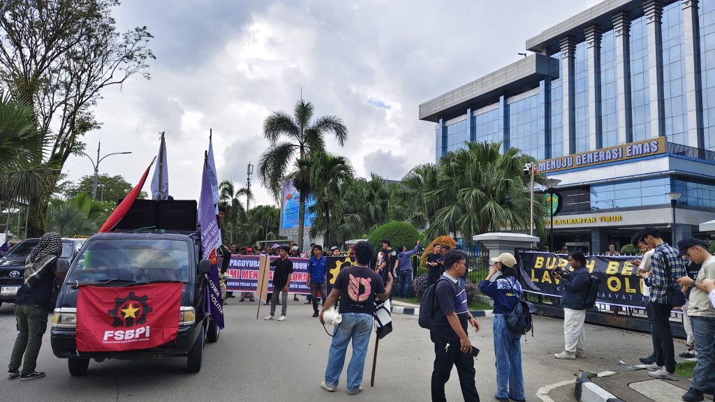 Puluhan Buruh Kaltim Demo, Tuntut Hapus UU Cipta Kerja Puluhan Buruh, mahasiswa, dan aktivis menggelar aksi demontrasi memperingati hari Buruh di Depan Kantor Gubernur Kaltim.