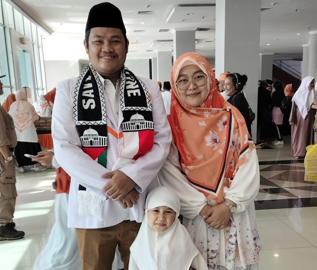 Ketua Fraksi PKS DPRD Kutim Akbar Tanjung bersama istri dan anak saat menghadiri Milad PKS ke-23 di Samarinda, Sabtu (3/5/2025) (AS/GOnews.id)