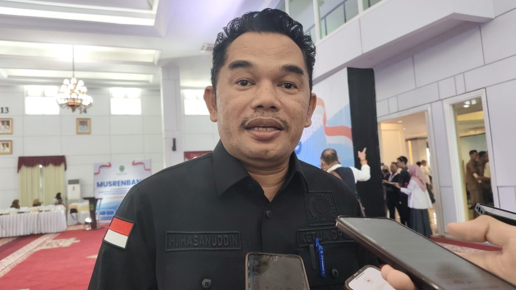 Ketua DPRD Kaltim Hasanuddin Mas'ud saat diwawancarai di Gedung Pendopo Odah Etam Propinsi Kalimantan Timur, Senin (5/5/2025) (AS/GOnews.id)