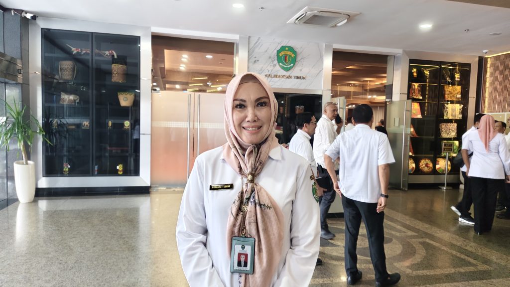 Sekretaris DPRD Kalimantan Timur, Norhayati Usman saat diwawancarai di Gedung Kantor Gubernur Kaltim