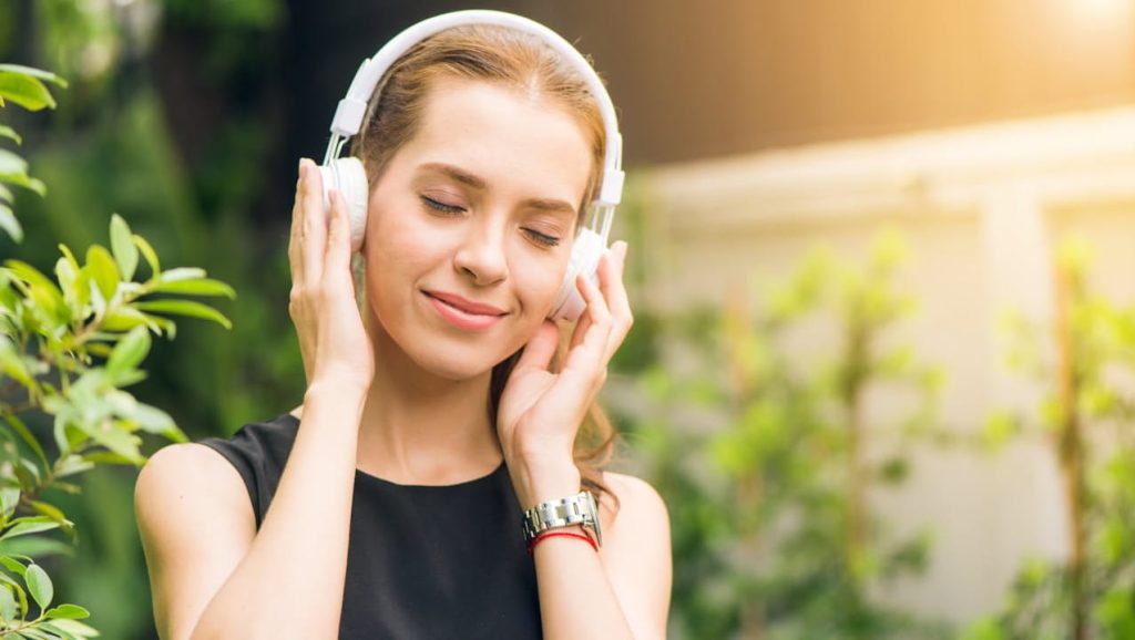 Mengatasi Stres Lewat Musik, 5 Playlist yang Menyenangkan Playlist Mood Booster