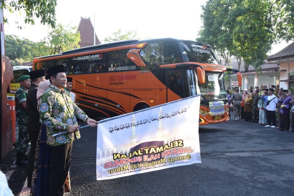 Kloter Pertama Haji Sidoarjo Diberangkatkan, Subandi Ingatkan Jaga Kesehatan Bupati Sidoarjo Subandi
