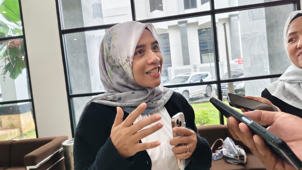 Legislator PKB Kaltim Dukung Rencana Presiden Turunkan Biaya Haji Anggota Komisi IV DPRD Provinsi Kalimantan Timur, Damayanti saat diwawancarai di Gedung E DPRD Kaltim, Senin (5/5/2025) (AS/GOnews.id)