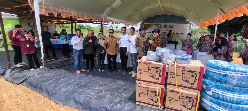 Bupati Kutim H Ardiansyah Sulaiman saat melaksanakan kunjungan kerja ke desa persiapan Matra Jaya (dusun Sidrap)