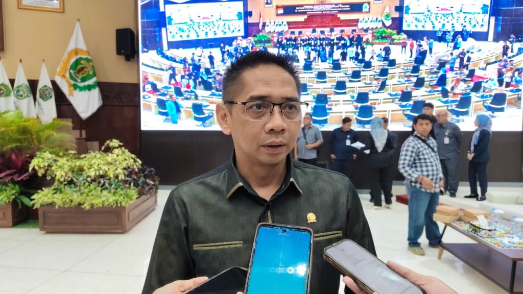 Firnadi Ikhsan, Ketua Fraksi PKS DPRD Kalimantan Timur saat diwawancarai usai Rapat Paripurna Ke-14 di Gedung B DPRD Kaltim.