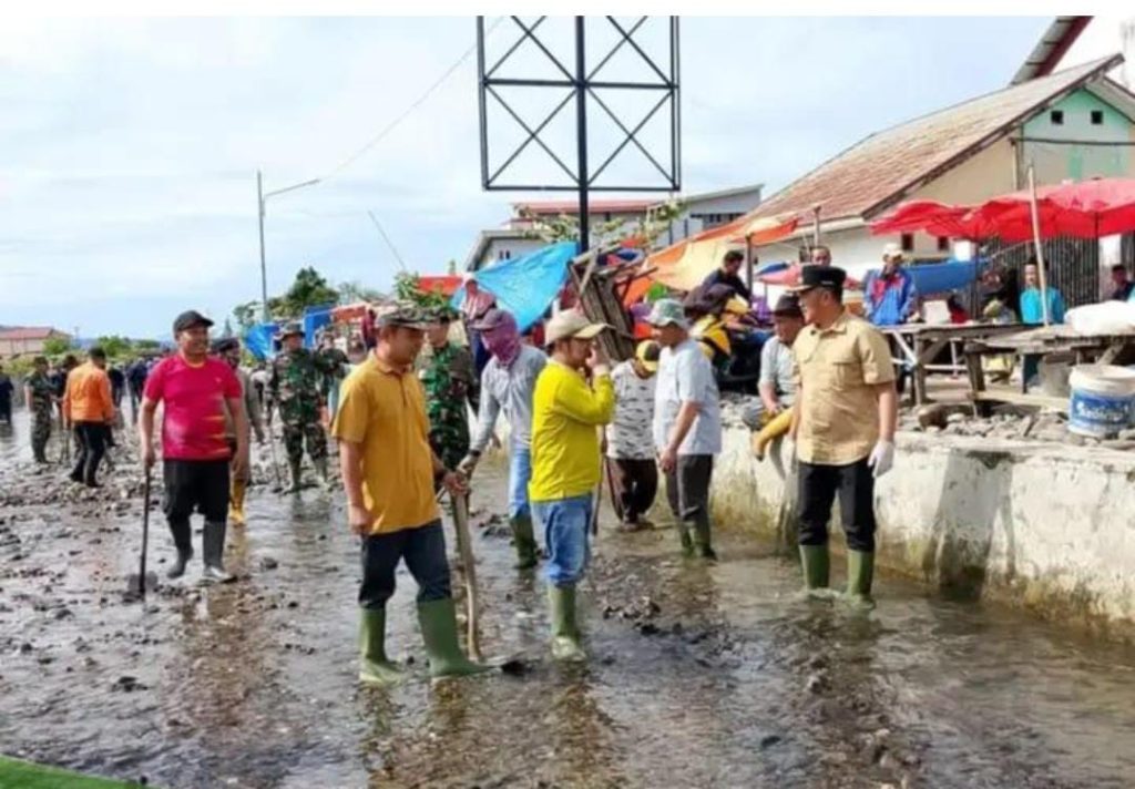 Bupati Kerinci Turun ke Sungai Pimpin Gotong Royong Bersih Air Mukai Bupati Kerinci, Monadi, memimpin langsung aksi bersih-bersih Sungai Air Mukai