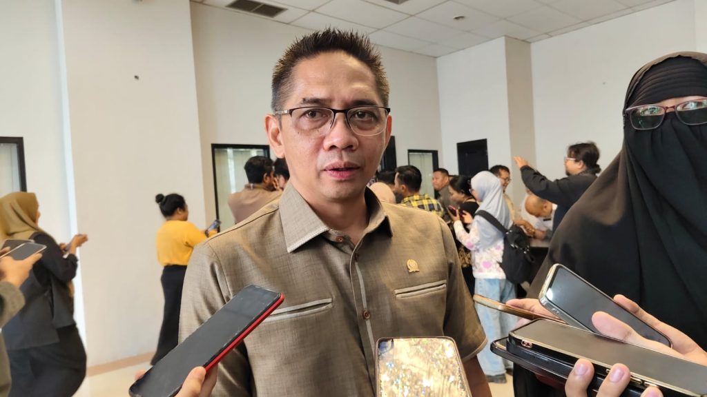 Firnadi Ikhsan, Ketua Fraksi PKS DPRD Kaltim saat diwawancarai di Gedung E DPRD Kaltim.