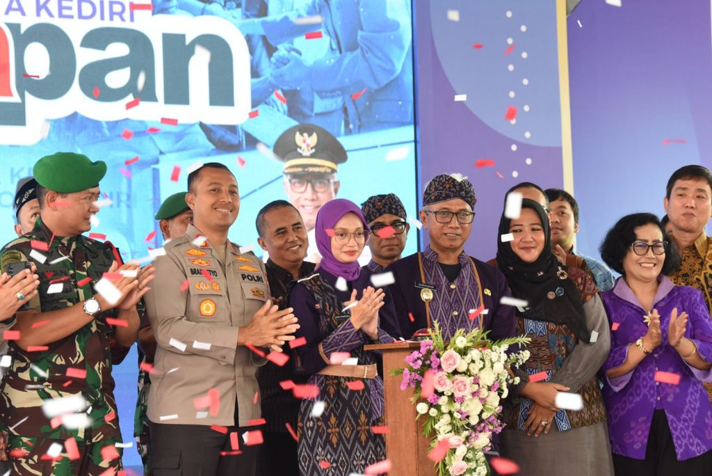 Wali Kota Kediri Vinanda Prameswati dan Wakil Wali Kota Kediri Qowimuddin Thoha