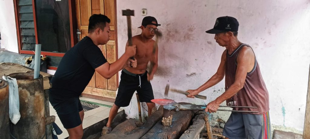 Margiono Tetap Tekuni Profesi Pandai Besi Margiono