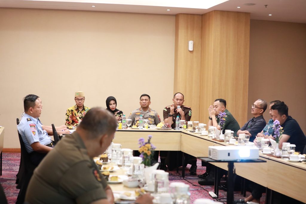 Suasana rakor pembentuk Satgas Terpadu menangani premanisme dan ormas bermasalah di Favehotel Sidoarjo.