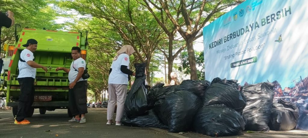Hari Lingkungan Hidup, Ratusan Warga Bersihkan SLG Ratusan pegiat lingkungan dan masyarakat bersih-bersih Simpang Lima Gumul (SLG) saat Hari Lingkungan Hidup Sedunia 2025, Kamis (5/6/2025) (DR/Gonews.id)