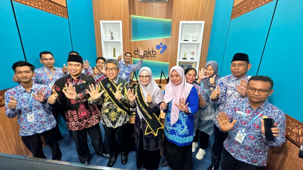 Duta Tamasya Nasional, Bupati Kutim Fokus Turunkan Stunting Bupati Kutim Ardiansyah Sulaiman dan Ketua TP-PKK Siti Robiah usai Podcast di ruang Multimedia, Kantor DPPKB Kutim, Kamis (5/6/2025) (Wahyudi/Gonews.id)