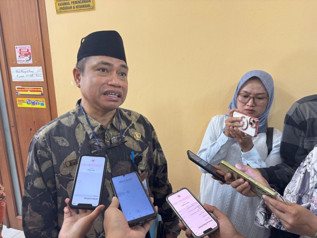Sekretaris Tim Percepatan Penurunan Stunting (TPPS) Kutim, Achmad Junaidi B diwawancarai insan pers.(Humas DPPKB)