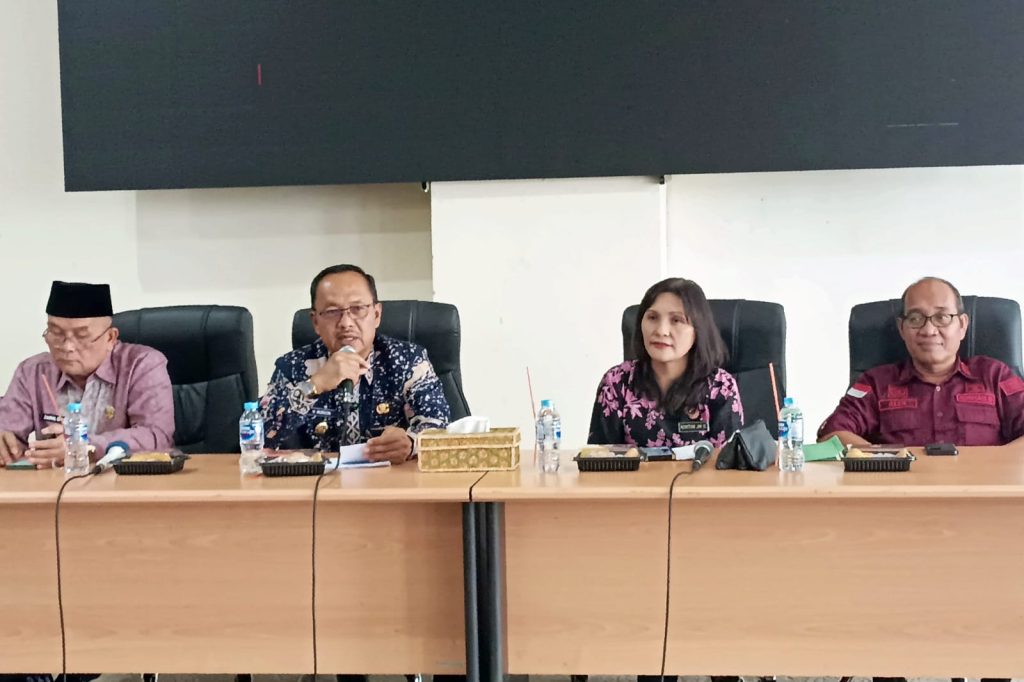 Wakil Bupati Kerinci Murison saat membuka Rapat Koordinasi Percepatan Pendirian Koperasi Merah Putih, Kamis (12/6/2025) (Rev/GOnews.id)