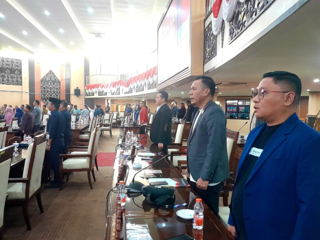 Fraksi Golkar Kukar Dukung Desa Baru, Dorong Layanan Publik Merata Suasana rapat paripurna DPRD Kukar dengan agenda pandangan umum Fraksi, Senin (16/6/2025) (AS/GOnews.id)