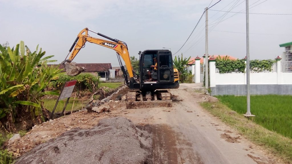 Jalan Tawangsari–Pekuwon Direhabilitasi, Selesai 17 Agustus Pemerintah Kabupaten Mojokerto memulai proyek rehabilitasi jalanp Tawangsari–Pekuwon di Kecamatan Bangsal Mojokerto (HB/GOnews.id)