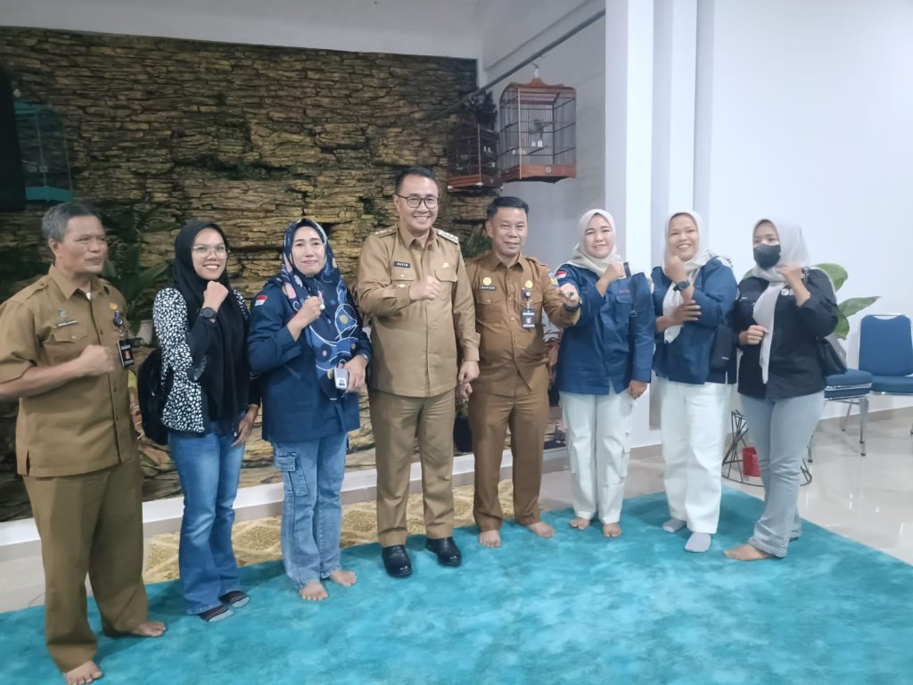 Alfin, Wali Kota Sungai Penuh menggelar pertemuan silaturahmi bersama insan pers dan LSM, Senin (30/6/2025). (Rev/Gonews.id)