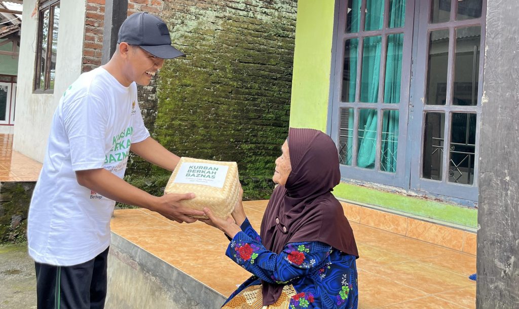 Petugas Baznas Mojokerto saat menyampaikan daging Kurban (Foto: Baznas Mojokerto)