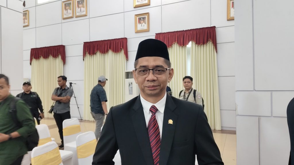 Firnadi Harap Aulia–Rendi Bawa Kukar Lebih Sejahtera Firnadi Ikhsan, Anggota DPRD dapil Kukar saat diwawancarai usia mengikuti pelantikan Bupati dan Wakil Bupati Kukar di Pendopo Odah Etam Kantor Gubernur Kaltim, Senin (23/6/2025) (AS/GOnews.id)
