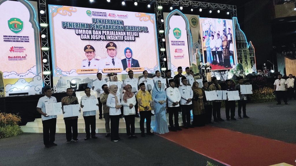 Penyerahan Penerima Penghargaan Gratispol Umroh dan Perjalanan Religi Serta Jospol Insentif Guru di Plenary Hall Gelora Kadrie Oening Samarinda, Rabu (25/6/2025) (As/GOnews.id)