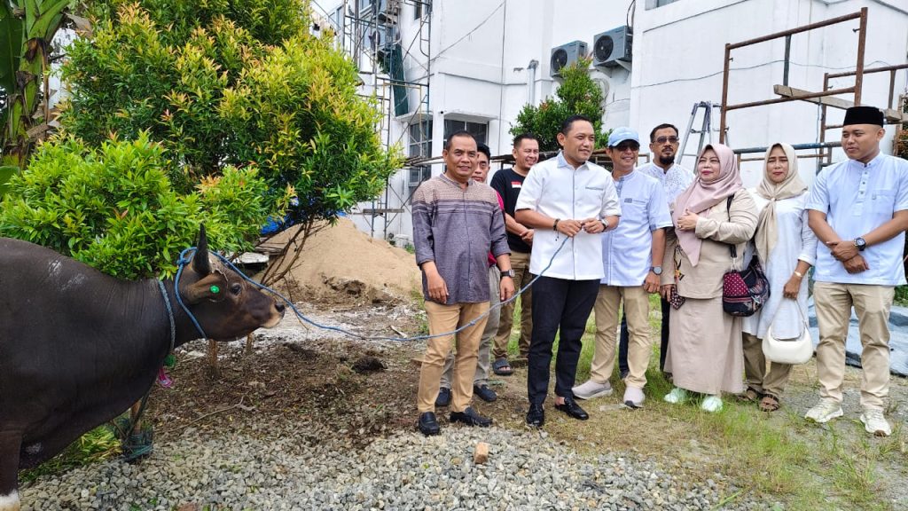 Gerindra Kaltim Tebar Ratusan Paket Daging Kurban, Siapa Saja Yang MembutuhkanTak Pandang Agama Ketua DPD Geindra Kaltim Seno Aji
