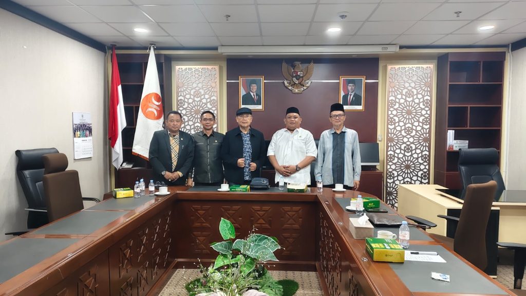 KH. Aus Hidayat Nur, Anggota Komisi II DPR RI Dapil Kaltim