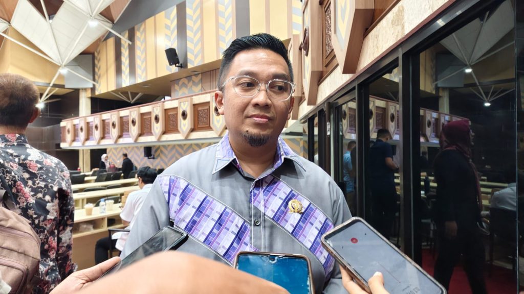 PPP–Demokrat Soroti Kemiskinan dan Realisasi APBD yang Tak Maksimal Juru bicara Fraksi PPP–Demokrat, Nurhadi Saputra