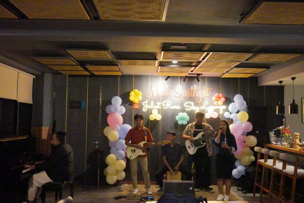 Aston Inn Jemursari Rayakan Musik Dunia Penuh Warna Aston Inn Jemursari Surabaya sukses menggelar dua acara bertema musik dan seni dalam rangka peringatan Hari Musik Se-Dunia di Juliet Rose Sky Lounge lantai 7 hotel