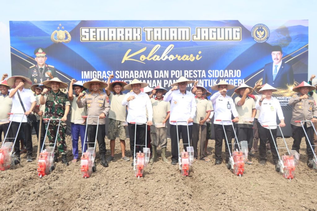 Program “Semarak Tanam Jagung” resmi digelar di lahan pertanian Desa Bulang, Prambon, Sidoarjo, Rabu (25/6/2025) (Nug/GOnews.id)