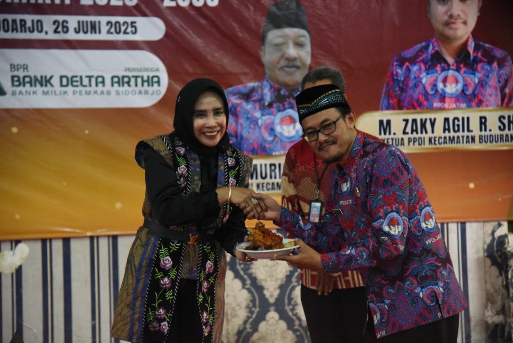 Wakil Bupati Sidoarjo Mimik Idayana saat melantik Persatuan Perangkat Desa Indonesia (PPDI) dari empat kecamatan masa bakti 2025–2030, Kamis (26/6/2025) (Nug/GONews.id)